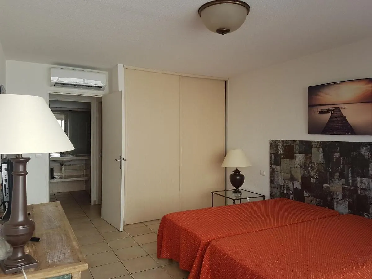 2 Pieces Avec Balcon Et Terrasse - Plage A 50M - Clim, Wifi, Parking - Fr-1-466A-17 Saint-Raphaël 0*,  Francie